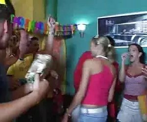 金发碧眼的青少年得到大大的惊喜生日