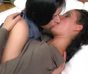 年轻的女儿乱搞不是她的妈妈