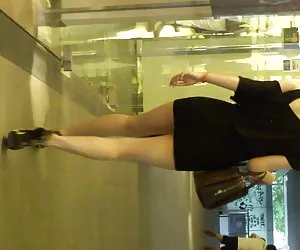 超短裙的女孩在紧张的迷你裙子和泵豹