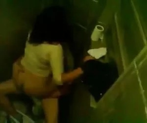 老师抓住了他妈的一个学生在一个卫生间