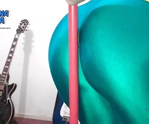 深深插在屁股绿色光泽lycras的。 圆驴白色拉