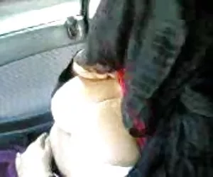 阿拉伯文的盖头的女孩显示大奶的胸罩