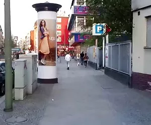 美丽的女孩妓女在柏林的街道上