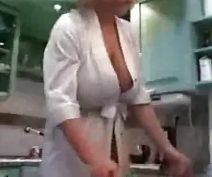 我姨妈的热的厨房里没有裸体