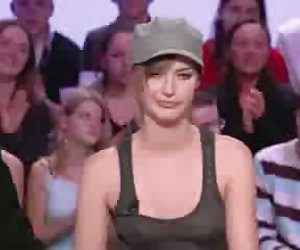 裸体的妇女在公共、视频色情热膜炎热的性感美女在公共构成裸