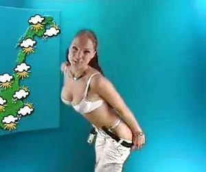 天气的女孩完全脱下衣服上电视