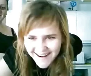 女儿，不是她的妈妈和阿姨上的闪光摄像头