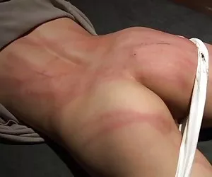 女同性恋的性虐待定妇女是冲击保护的一个虐待狂