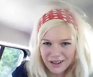 挪威的金发女郎在自慰她的车