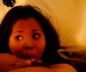 亚洲妓女吸收的精子在她的脸上