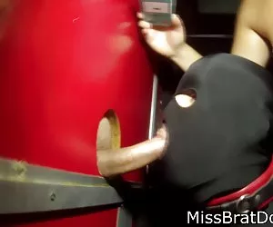 从吮吸阴茎对一个妓女与女性后代的变态