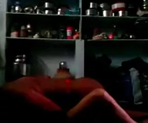 德西人他妈的另一个妇女在厨房威迪欧