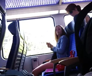 射击女孩在一辆火车和文凭
