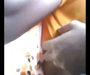 印度的人接触和摩擦妇女奶在巴士