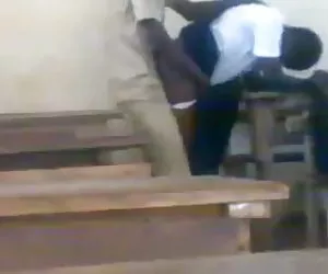 青少年非洲学生们他妈的在类