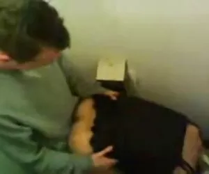 抓住朋友他妈的女孩与她的头在卫生间