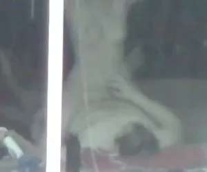 窗口偷窥性爱的夫妇