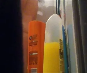 裸体的妈妈抓住了在淋浴隐藏的摄像头