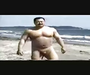 日本承担在海滩上的裸体