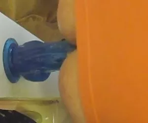 贞洁变性人乱搞9英寸的壁的假阳具