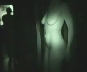 裸体的女人表现出在色情戏院