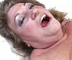 年轻的女儿乱搞胖女同性恋奶奶