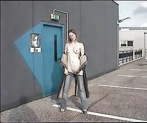 德国女孩的闪烁的奶子和女人在公共停车场