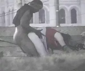 便宜的妓女捣在公众面前。