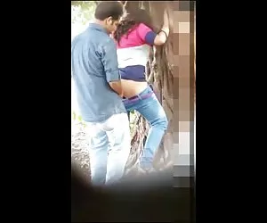 印度对夫妇隐藏的森林做爱