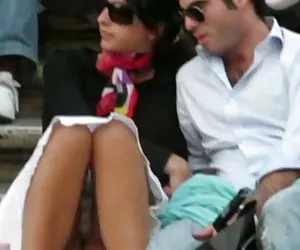 偷窥5宝贝超短裙，在楼梯有男朋友(mrno)