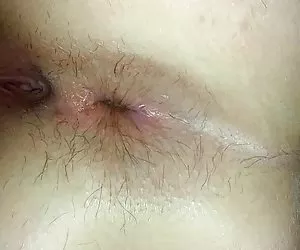 开放的屁股，而在床上。 一天后的第一个肛门的性别!