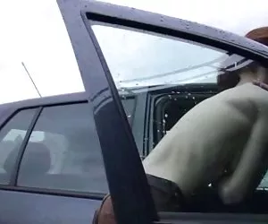 瘦成熟的女人用的小型空下垂的胸