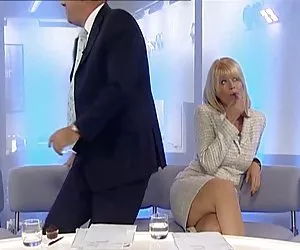 克里斯蒂娜塔尔博特炫耀她的腿