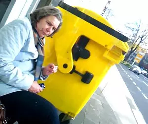 闪烁的一个老奶奶，她跑-flostylez