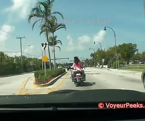 小鸡在自行车-短裙，没有内裤？