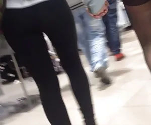 Extremel好的青少年的屁股在黑色紧身裤