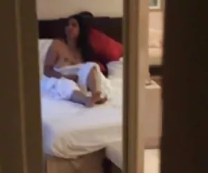 印度女孩闪烁的客房服务讲印地语