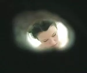 年轻凯莉抓住了在游泳池舱