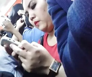 Encoxada印度尼西亚羽毛的女孩在火车上她就像我的鸡巴