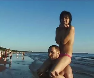 坦率的裸裸体青少年对在公共海滩