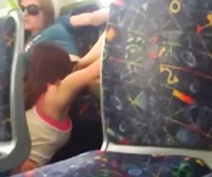 热女同性恋者吃猫在公共汽车在墨尔本