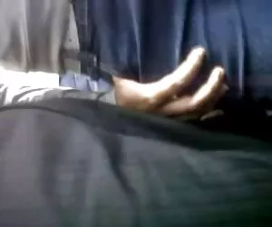 女孩享受家伙擦车