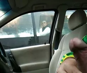 闪烁在汽车通过的车窗