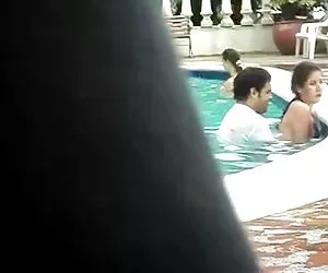 性别在公共游泳池