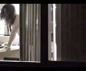 窗口偷窥女孩被钉在窗前