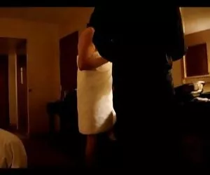 裸体的妻子毛巾下降。kom