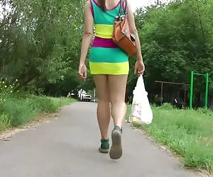 邻近性感的屁股在晚上牛奶
