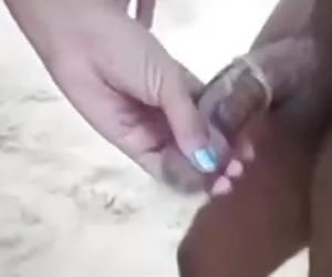 妻子有乐趣与两个黑人兄弟在海滩上。