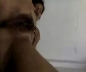 斯里兰卡的女孩给予有趣