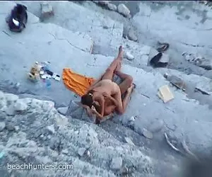 性别上的一个裸体主义者海滩